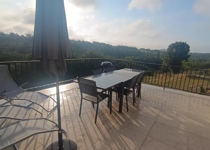 La Maison De Pejusclat بيت للعطل *